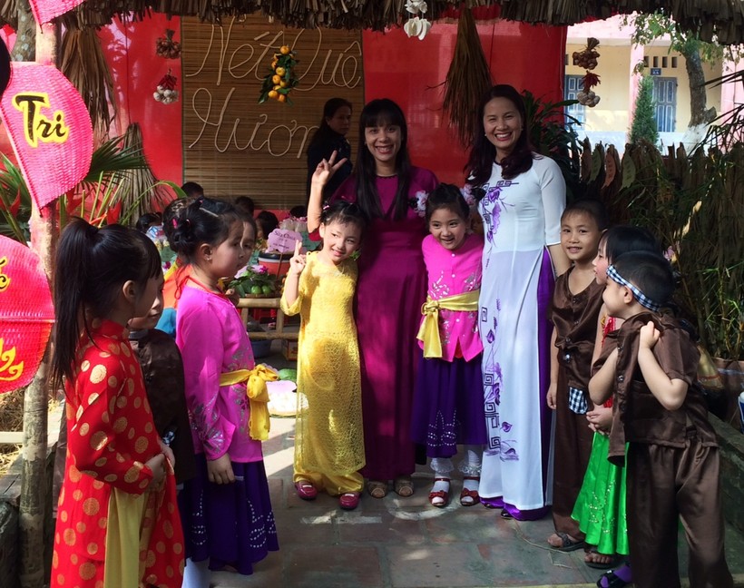 Cô Dương Thị Thu Hà - Hiệu trưởng (áo dài trắng) và cô Nguyễn Thị Hạnh - Phó hiệu trưởng thăm gian hàng lớp 1 trong Hội chợ quê.