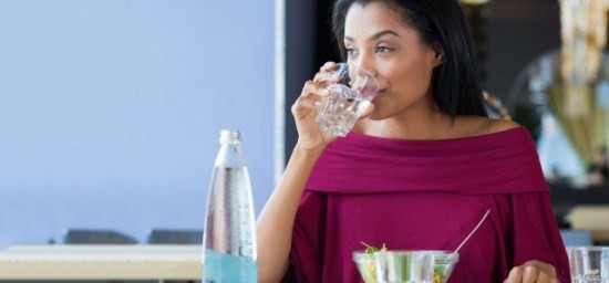 Lý do không nên uống nước ngay sau khi ăn  