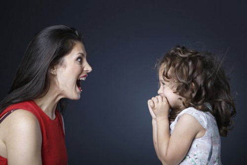  Bạn đừng vội la hét vào mặt con khi chúng mắc lỗi, hãy nhẹ nhàng khuyên bảo để trẻ nhận ra vấn đề.