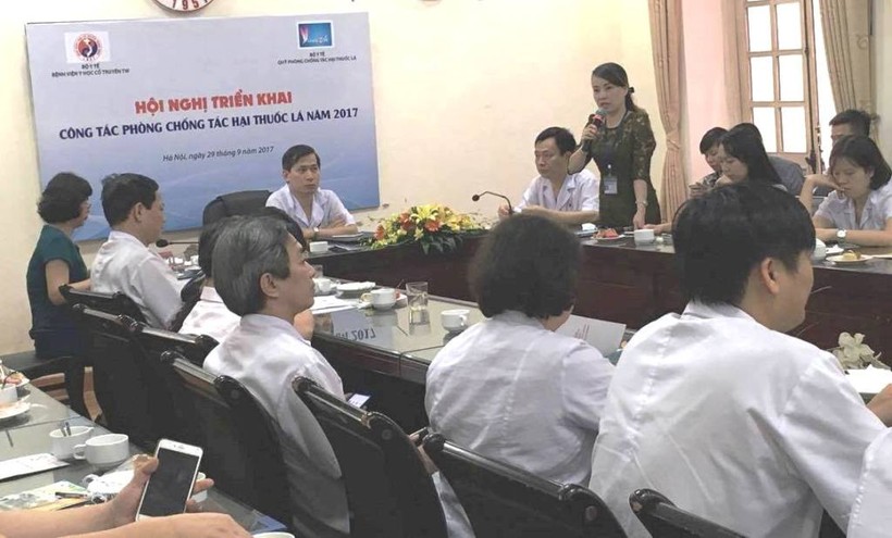 Bà Nguyễn Tường Linh – Phó phòng Quản lý chất lượng - Bệnh viện YHCT trung ương phát biểu tại Hội nghị