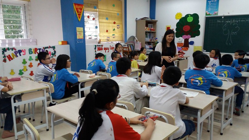 TS Vũ Thu Hương trò chuyện với các em học sinh.