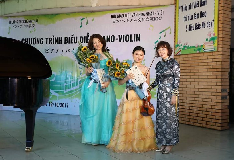 Bà Đỗ Thị Tuyết Nga - Hiệu trưởng Trường THCS Đông Thái (Tây Hồ - Hà Nội) tặng hoa các nghệ sĩ