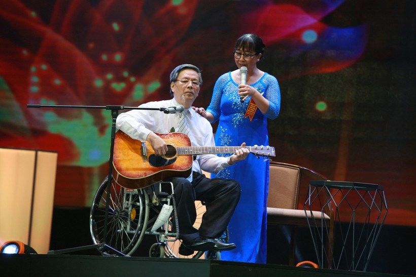 Vợ chồng anh Lê Đức Hiền - Nguyễn Thị Đượm trên sân khấu Chương trình