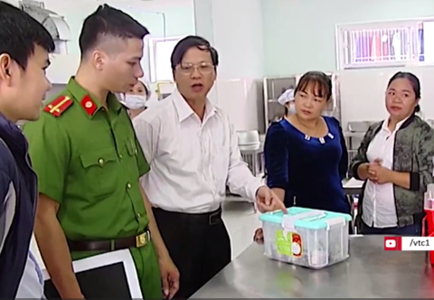 Đoàn kiểm tra tại bếp ăn trường mầm non Hoàng Liệt (ảnh cắt từ clip VTC1)