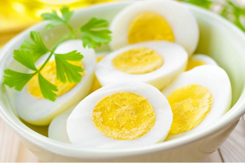 Trứng gà luộc là món ăn ưa thích của nhiều trẻ