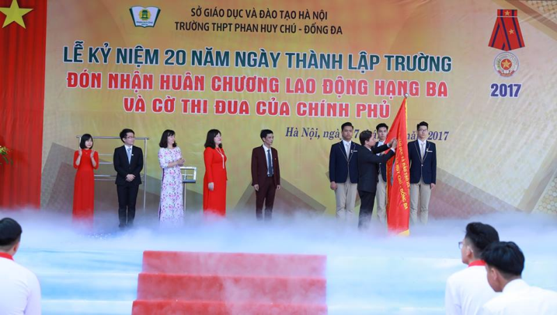 Ông Phạm Tất Thắng, Phó Chủ nhiệm Ủy ban Văn hóa Giáo Dục Thanh Thiếu niên Nhi đồng của Quốc hội trao Huân Chương LĐ hạng Ba