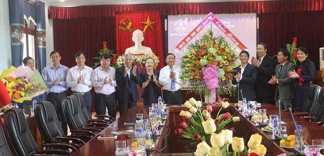 Đồng chí Lê Đình Sơn cùng đại diện lãnh đạo tỉnh Hà Tĩnh tặng hoa chúc mừng nhà trường nhân dịp ngày Nhà giáo Việt Nam 