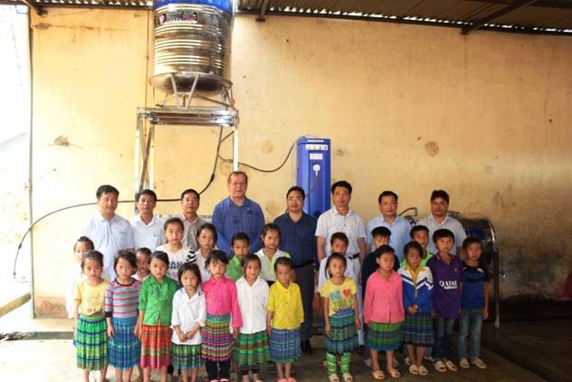 Văn phòng Đại diện Bang Hessen CHLB Đức trao tặng các máy lọc nước sạch tại các trường học vùng sâu vùng xa.