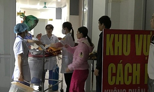 Chiều 20/11, Bệnh viện Sản Nhi Bắc Ninh chuyển một số bé sơ sinh về Hà Nội điều trị. Ảnh: Nam Phương - Vnexprees.net