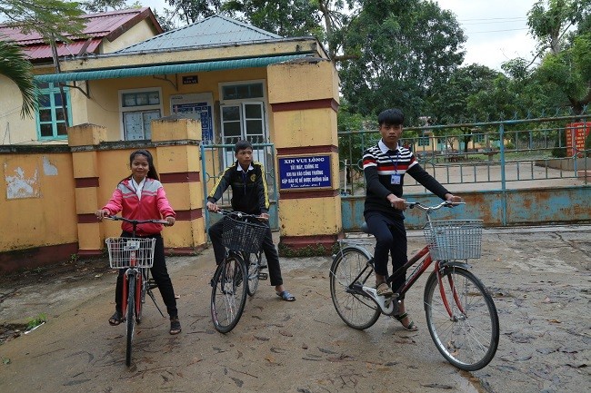 Học sinh khó khăn của trường THPT Đakrông được thầy cô bạn bè giúp đỡ để quảng đường đến trường rút ngắn thời gian hơn.
