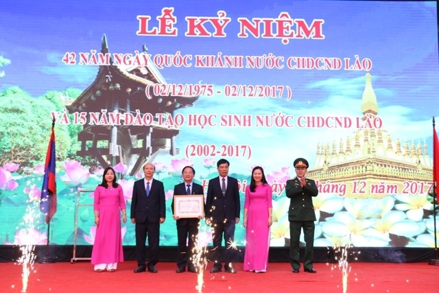 Đại tá, PGS, TS Ma Đức Khải - Phó Chính ủy Học viện Khoa học Quân sự - Bộ Quốc phòng trao Bằng khen của Bộ trưởng Bộ Quốc phòng Việt Nam cho nhà trường