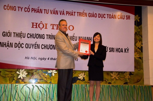 Tiến sĩ Burce trao giấy chứng nhận độc quyền kỹ năng Speed reading tại Việt Nam