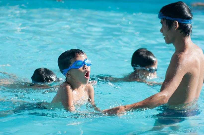 Cách đơn giản phòng tránh viêm tai do bơi lội