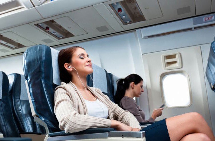 Lý do không nên ngồi yên một chỗ trong suốt chuyến bay