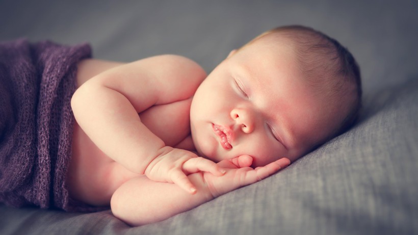 Các tư thế khi trẻ ngủ chung với bố mẹ chứng tỏ não bé bẩm sinh đã thông minh ít ai sánh kịp