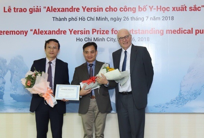 Từ trái qua: PGS. TS Lê Hữu Song; TS Ngô Tất Trung nhận giải thưởng Alexandre Yersin 2018