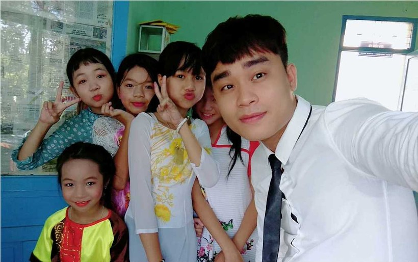 Thầy giáo Nguyễn Trường Sơn "xì tin" bên các học trò