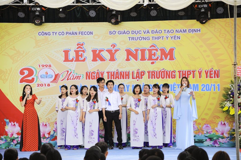 Tiết mục văn nghệ của tập thể cán bộ, giáo viên  mừng 20 năm thành lập trường THPT Ý Yên, Nam Định.