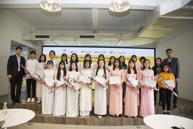 Các nữ sinh xuất sắc đang theo học các ngành khoa học máy tính và công nghệ thông tin nhận học bổng “YouthSpark”