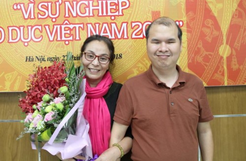 Cô giáo Lê Thu Hương và cựu học sinh Khúc Hải Vân - "Hiệp sĩ công nghệ thông tin năm 2006"