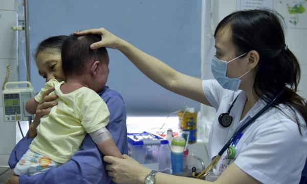 Mẹ học theo trào lưu “anti vắc xin”, con trai 13 tháng tuổi mắc sởi nguy kịch
