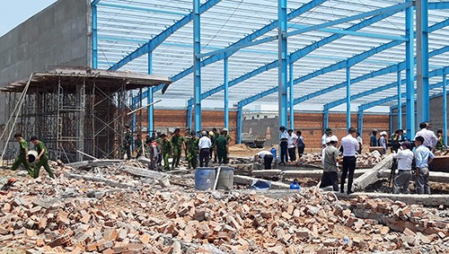Sập công trình ở Vĩnh Long, 6 người chết