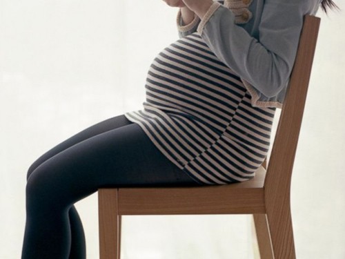 7 nguy cơ khi mẹ bầu có thói quen ngồi chéo chân 