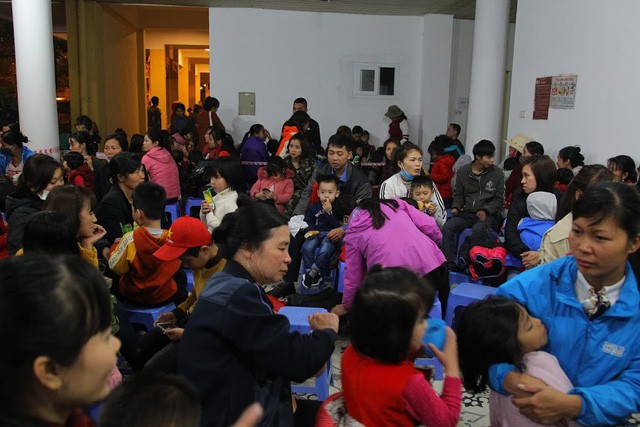 Hàng trăm trẻ nhỏ và phụ huynh xếp hàng chờ xét nghiệm sán (Ảnh: vietnammoi.vn).