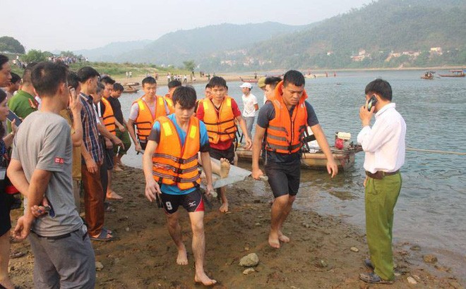 Lực lượng chức năng vớt thi thể học sinh đuối nước thương tâm ở Hòa Bình (Ảnh: Soha.vn).