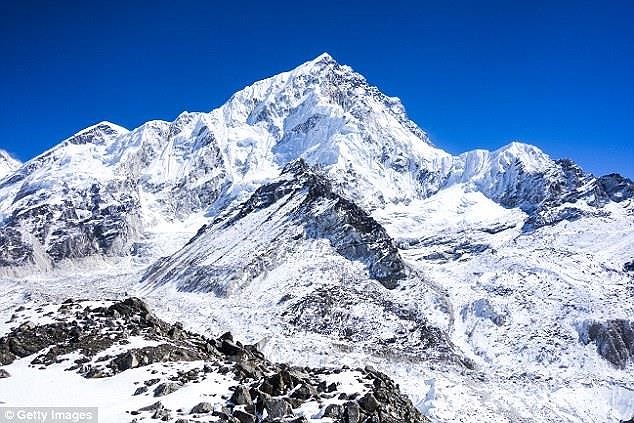 Băng tan trên đỉnh Everest để lộ ra hàng trăm thi thể