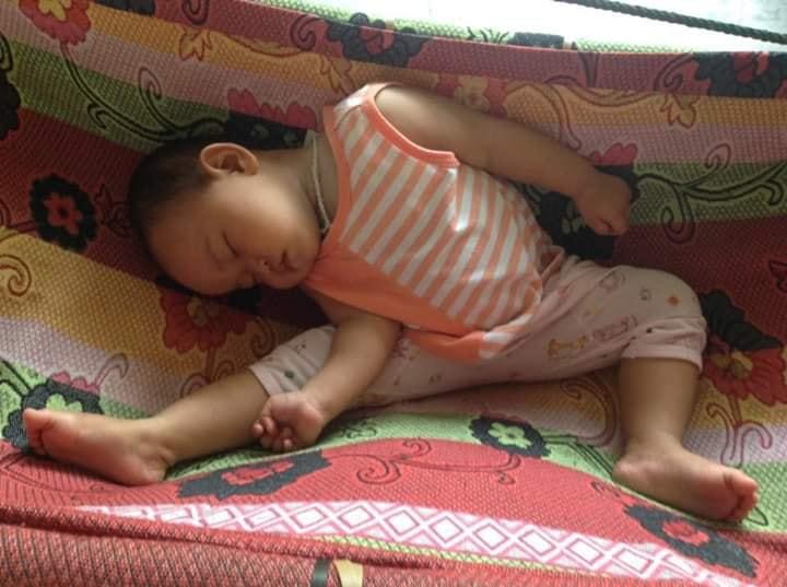 Con gái đang ngủ ngon trên võng, mẹ thót tim phát hiện chi tiết bất thường