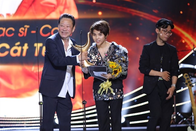 Nhạc sĩ Lê Quang trao giải cho ca sĩ Vũ Cát Tường.