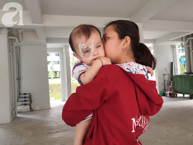 Bé trai 15 tháng mang đôi mắt xanh “thiên thần”, người mẹ trẻ khóc cạn nước mắt chữa cho con