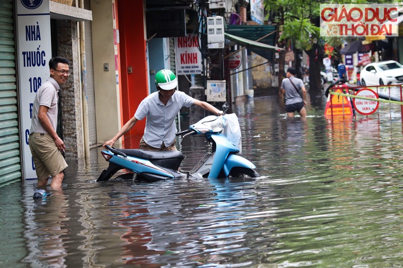 Phố Hà Nội ngập hơn 14 tiếng trong nước sau 2 trận mưa lớn