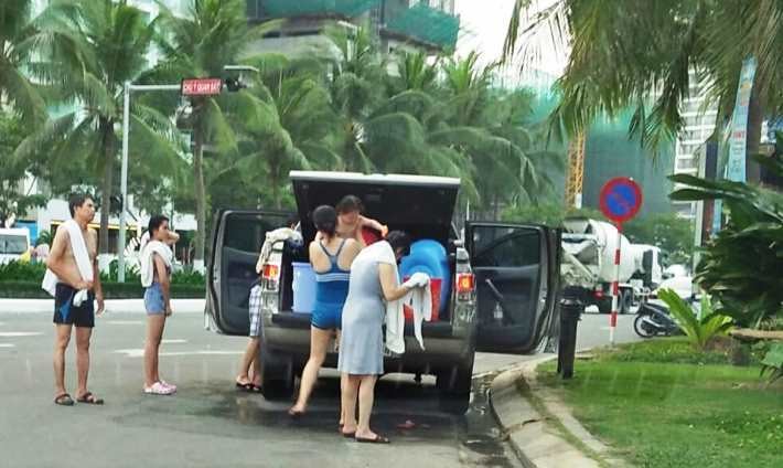 Cả nhà thản nhiên đỗ ô tô, tắm táp trên đường phố Đà Nẵng