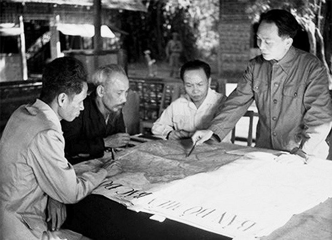 Đại tướng Võ Nguyên Giáp (đứng bên phải) trình bày với Chủ tịch Hồ Chí Minh và các đồng chí lãnh đạo Đảng, Nhà nước kế hoạch mở chiến dịch Điện Biên Phủ năm 1954. Ảnh TL.