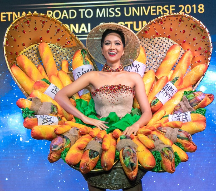 H’hen Niê gây bất ngờ khi mặc bộ trang phục “Bánh mì” tại Hoa hậu Hoàn vũ Thế giới 2018.
