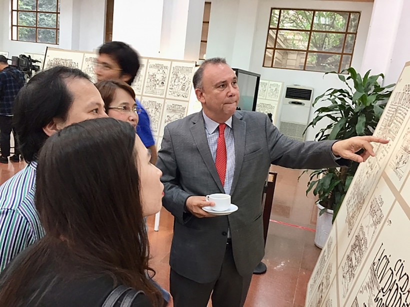 Đại sứ Peru tại Việt Nam giới thiệu về các bản vẽ.