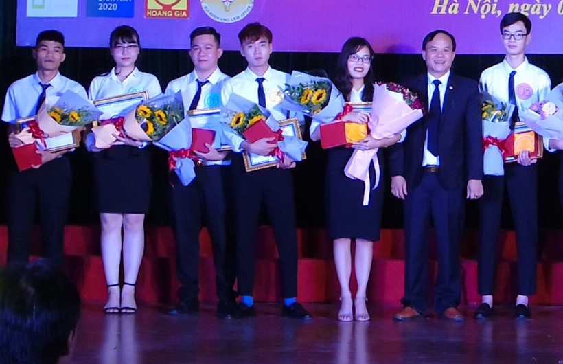 Các thí sinh đoạt giải cao của cuộc thi, nhận giải thưởng từ Ban tổ chức (Ảnh: Nga Chu)