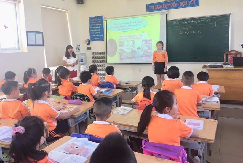 Cô Nga trong giờ dạy tại lớp 3A2 - trường Tiểu học Đô thị Việt Hưng do cô làm chủ nhiệm (Ảnh: NVCC)