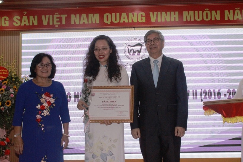 GS.TSKH Đặng Vũ Minh, Chủ tịch Liên hiệp các hội Khoa học và kỹ thuật Việt Nam trao bằng khen cho nữ trí thức
