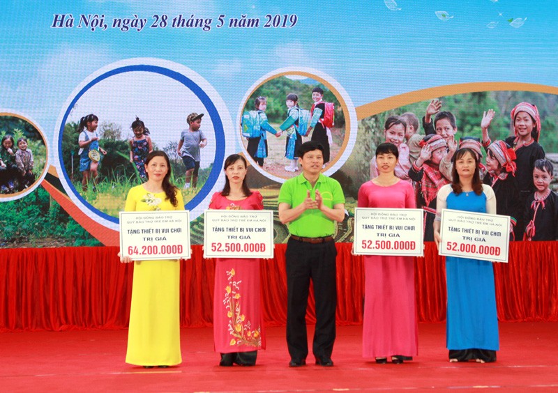 Phó Chủ tịch UBND TP Hà Nội Ngô Văn Quý tặng thiết bị vui chơi cho các trường mầm non trên địa bàn huyện Ba Vì