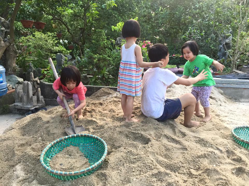 Trẻ được hòa mình với thiên nhiên, được vui chơi bên những người bạn mới, được cảm nhận kỳ nghỉ hè với tất cả các giác quan khi chọn về quê. (Ảnh: NVCC).