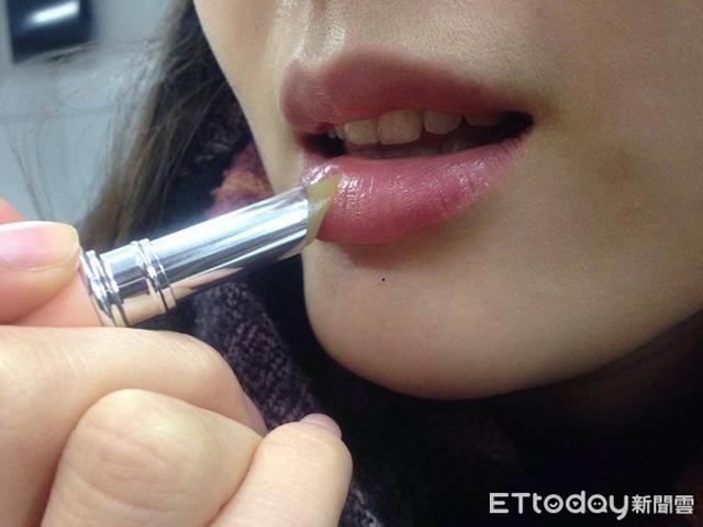 Cô gái đau đớn sau khi thử son môi ở cửa hàng mỹ phẩm