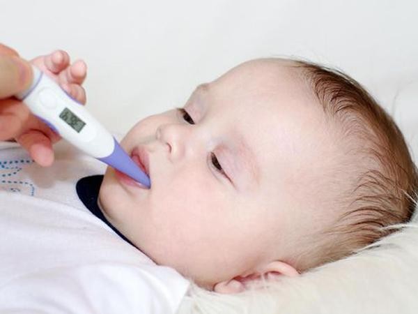 Cha mẹ giảm sốt cho con bằng thuốc lạ, bé trai 5 tuổi nguy kịch 