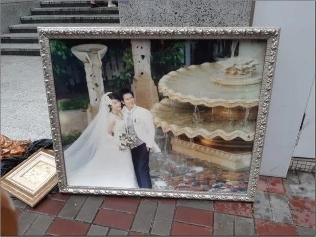 Ảnh cưới của Quan Vịnh Hà và Trương Gia Huy bị vứt bên đường