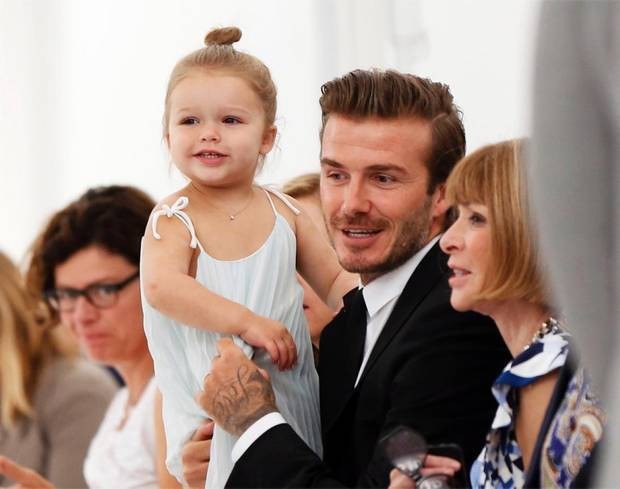 Nhan sắc trái ngược của 2 công chúa nhí nổi tiếng nhất Hollywood: Harper Beckham và Suri Cruise 