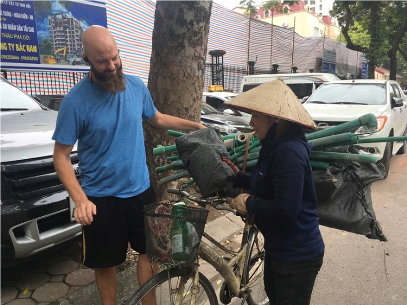 Nức lòng hành động đẹp của du khách Mỹ giúp cô đồng nát Việt