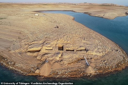 Giữa dòng sông bị hạn hán, cổ vật vô giá niên đại 3.400 năm của đế chế Trung Đông nổi lên