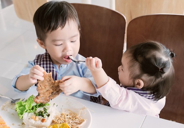 4 thực phẩm cho trẻ ăn trước khi đi ngủ là hại bé, nguy hiểm nhất là loại thứ 3 